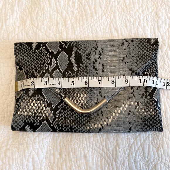Snake print with snap front close envelope clutch - Picture 5 of 6